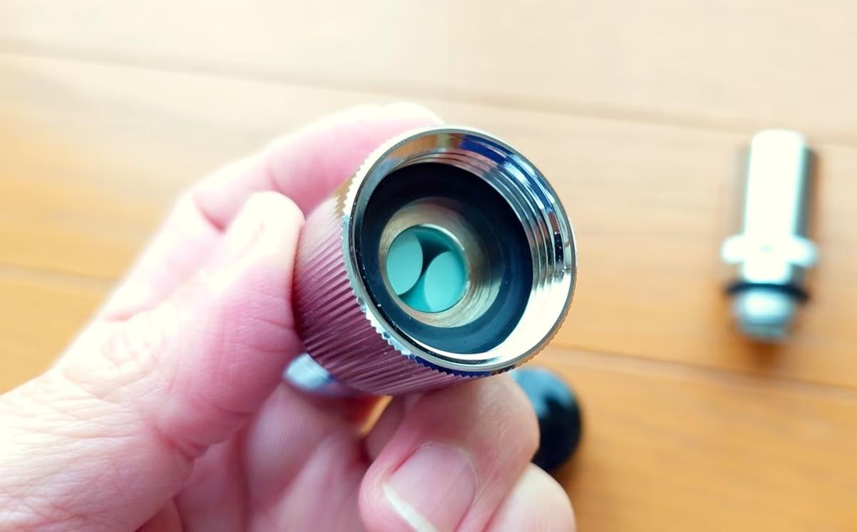ナノバブルの力でただの水に洗浄力を。洗濯機に取り付けるだけ、ニオイの元や皮脂汚れまで落とす