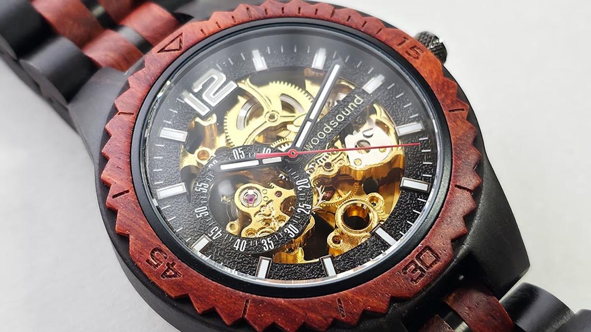 木製×表裏スケルトンの希少な自動巻き腕時計が2万円台。充電も電池交換 