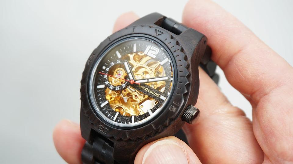 木製×表裏スケルトンの希少な自動巻き腕時計が2万円台。充電も電池交換