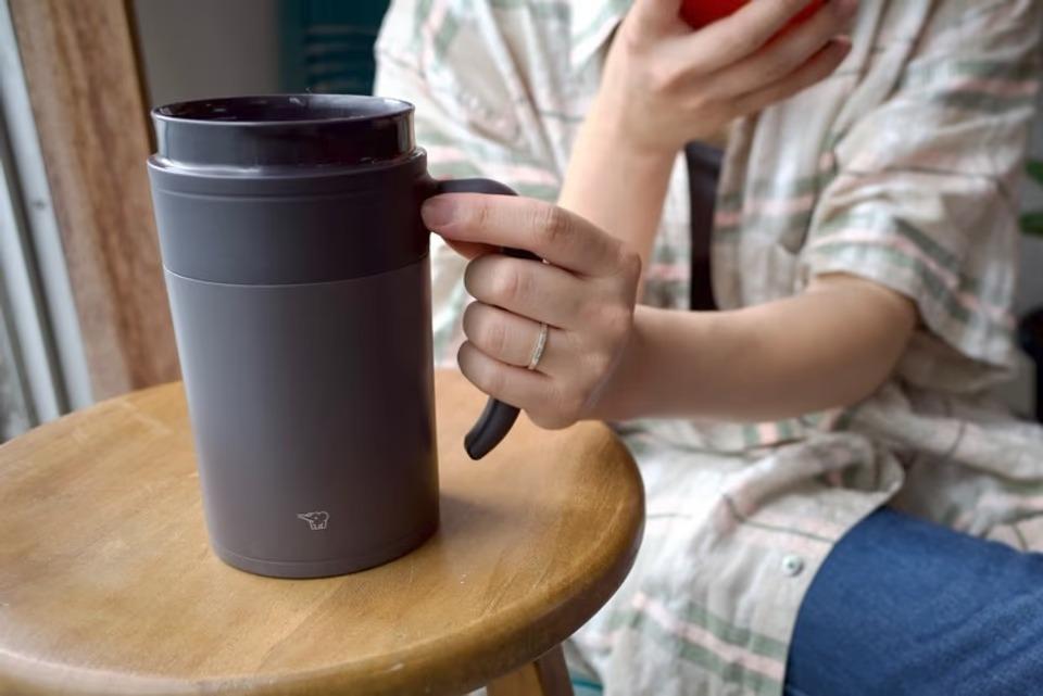 象印マホービンの取っ手付きタンブラーが飲みやすい！専用ストラップ付きで水分補給も捗ります