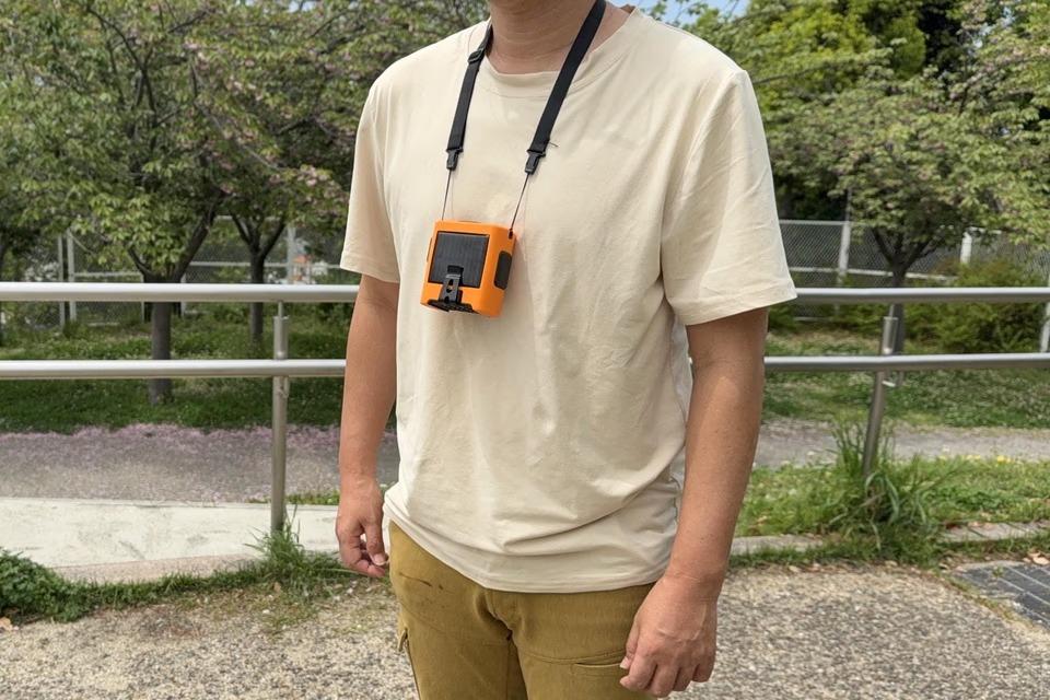 シャツの内側が風洞になる。ベルトに挟む「Pro3」のひんやりが、夏の