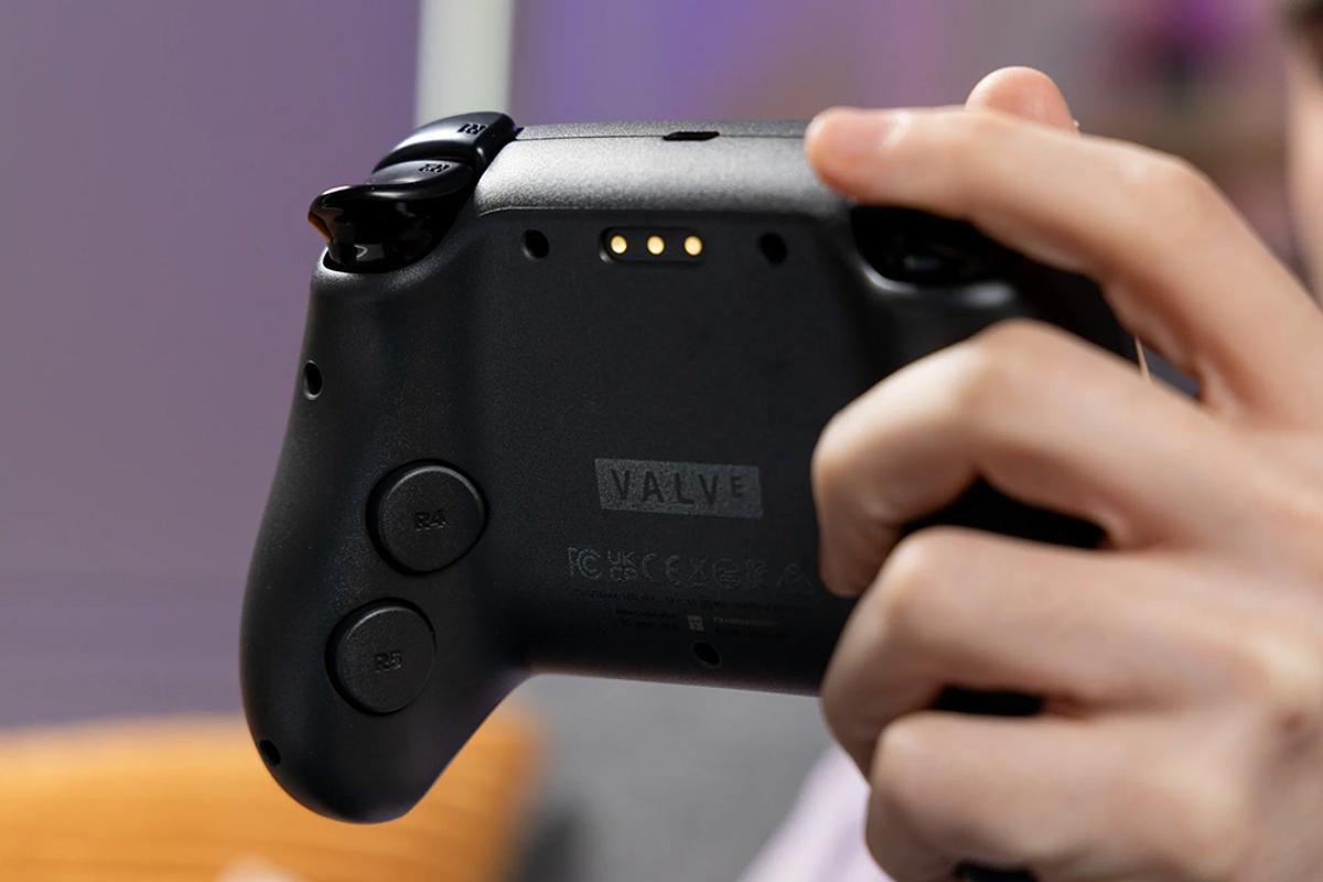 これは間違いない。トラックパッドで操作する「Steam Controller」を 