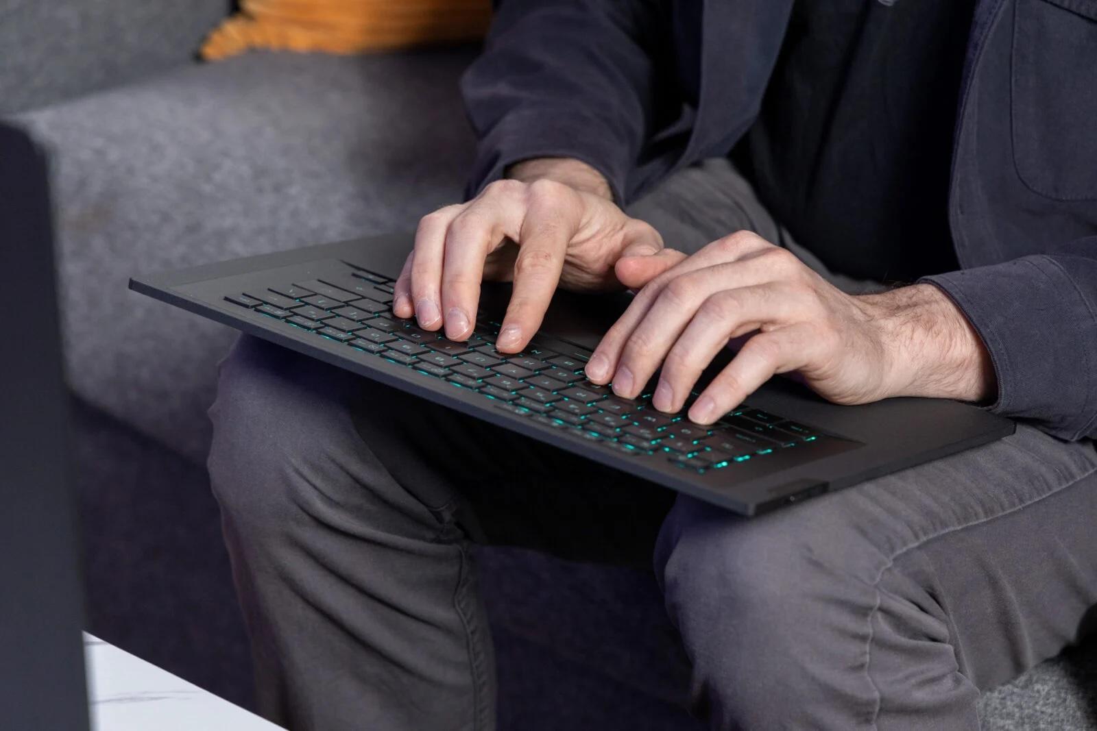 ASUSの新作2画面PCをレビュー。重いしかさばる。でも戻れない沼