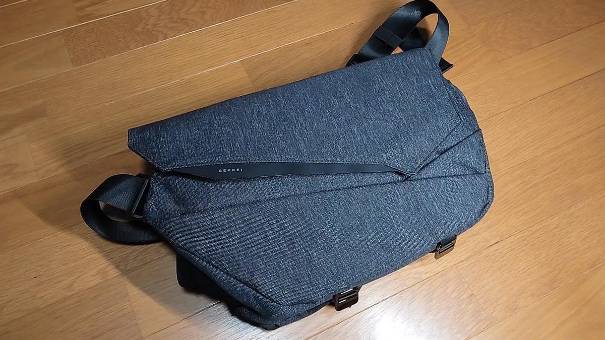 荷物にあわせて姿を変えるスリングバッグ！一眼カメラのバッグにも！（グレー） 5色のカラバリ】荷物にあわせて姿を変えるスリングバッグ！一眼カメラ