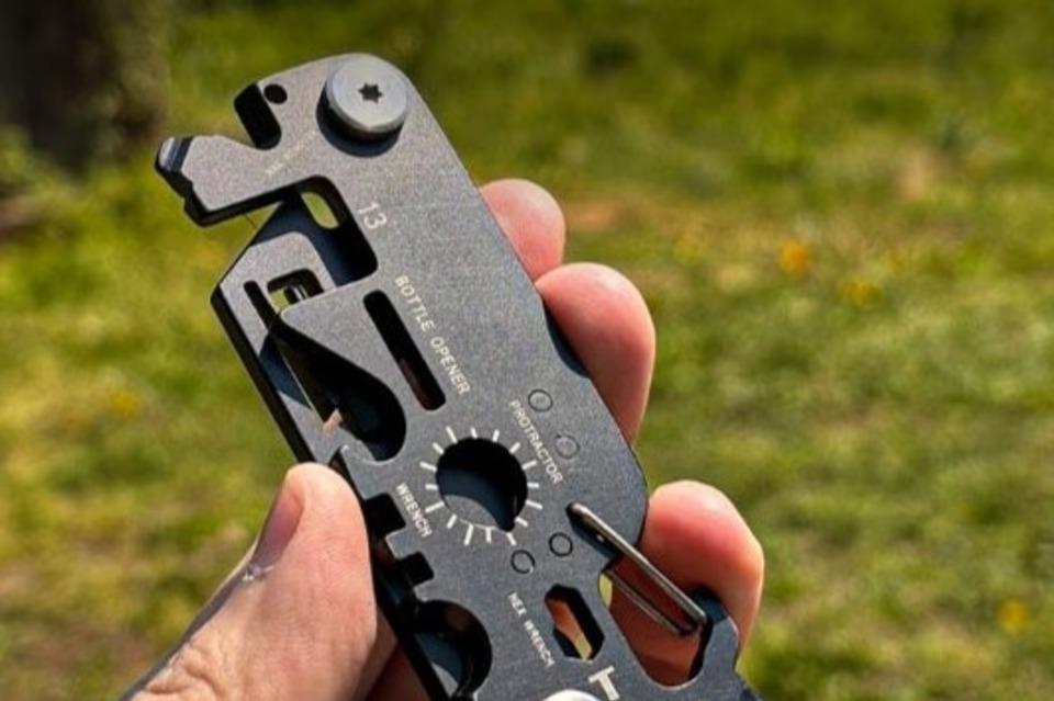 ポケットサイズの工具箱！ほぼクレカ大で20役こなすマルチツール