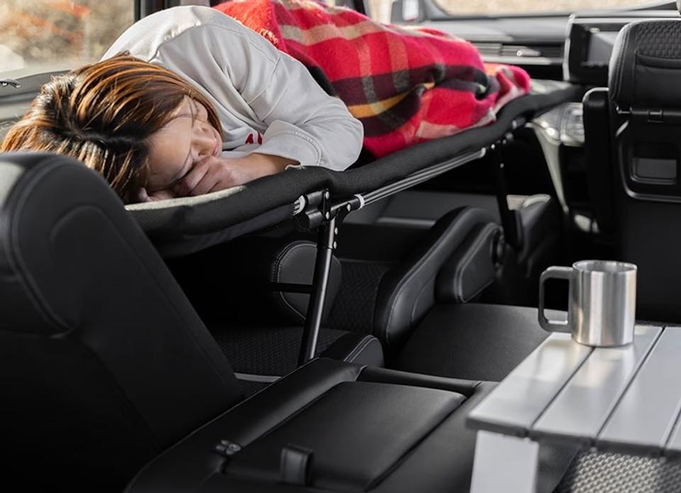 軽自動車でもフルフラットに寝れる、車中泊や仮眠のための専用ベッドが想像以上に快適です