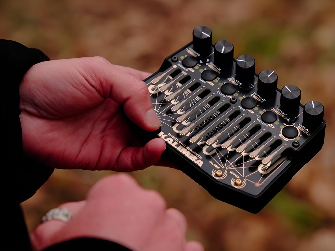 未来型“カリンバ”爆誕。シンセに進化した「Bastl Kalimba