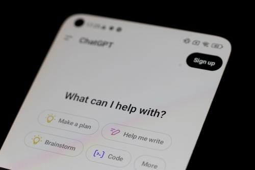 ChatGPTが安全機能「Trusted Contact」を追加。メンタルが危ういと判断すると、ユーザーの信頼する人に自動で連絡