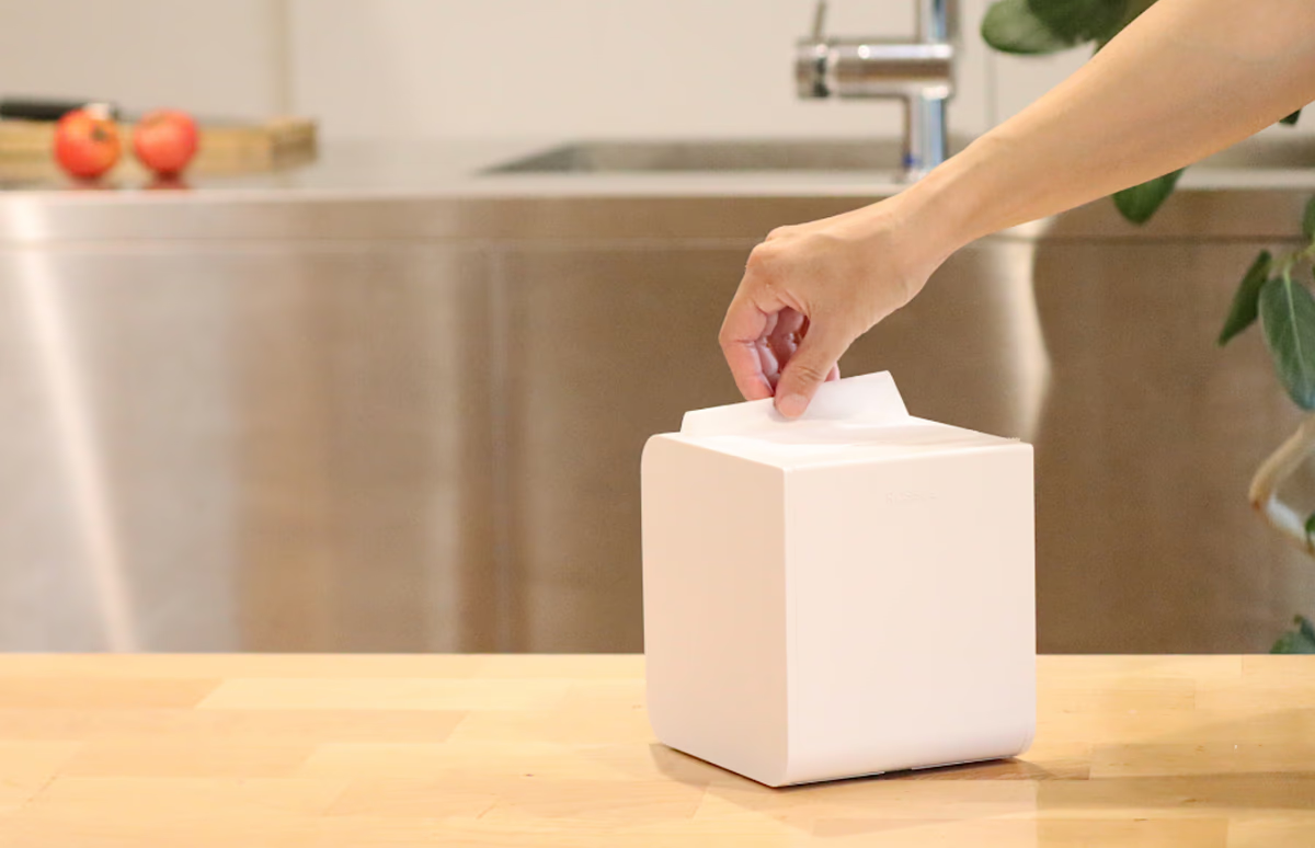 トイレットペーパーをティッシュみたいに使うための専用ホルダー。これを使えば5cm単位で片手カットもOK
