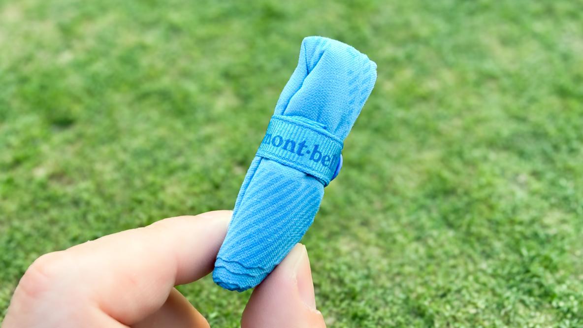 小指サイズ。モンベルの「マイクロタオル ハンド」は手洗いから酷暑対策まで頼れる一枚