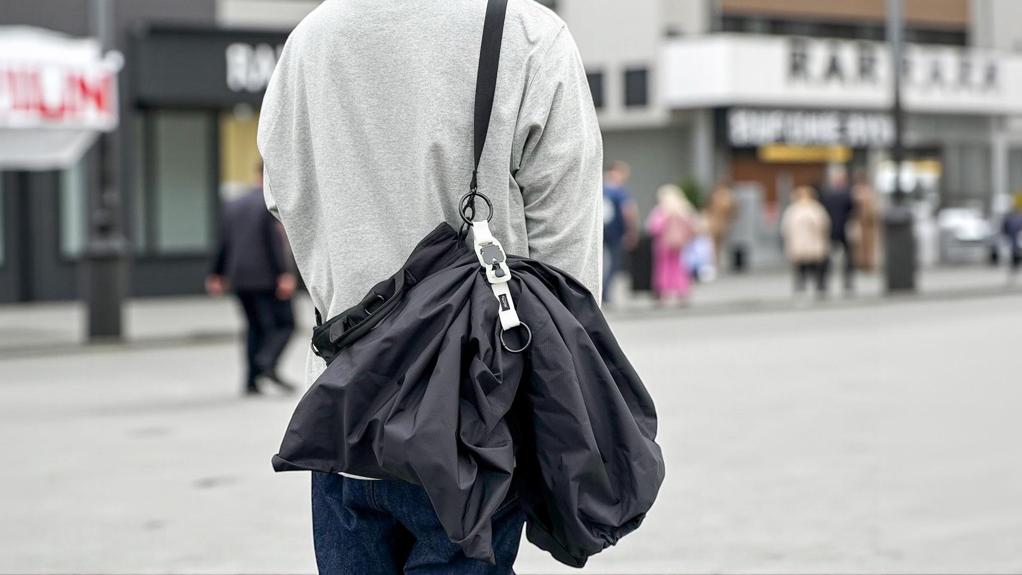 脱いだジャケット、手で持たなくてOK。FIDLOCK搭載ミニストラップが便利