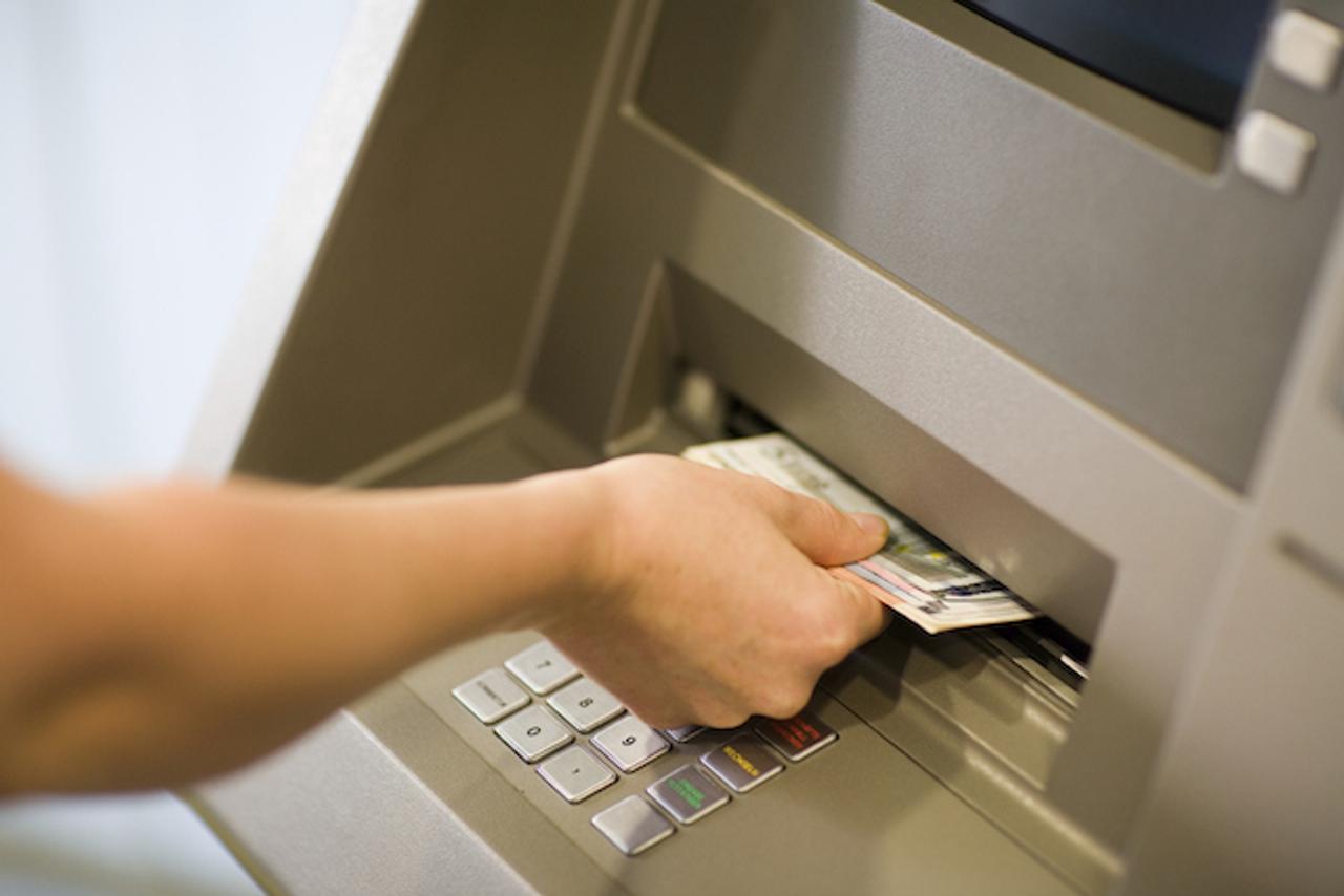 ATMから際限なく現金を引き出す方法みつかる、ハッカーがどんどん先に…