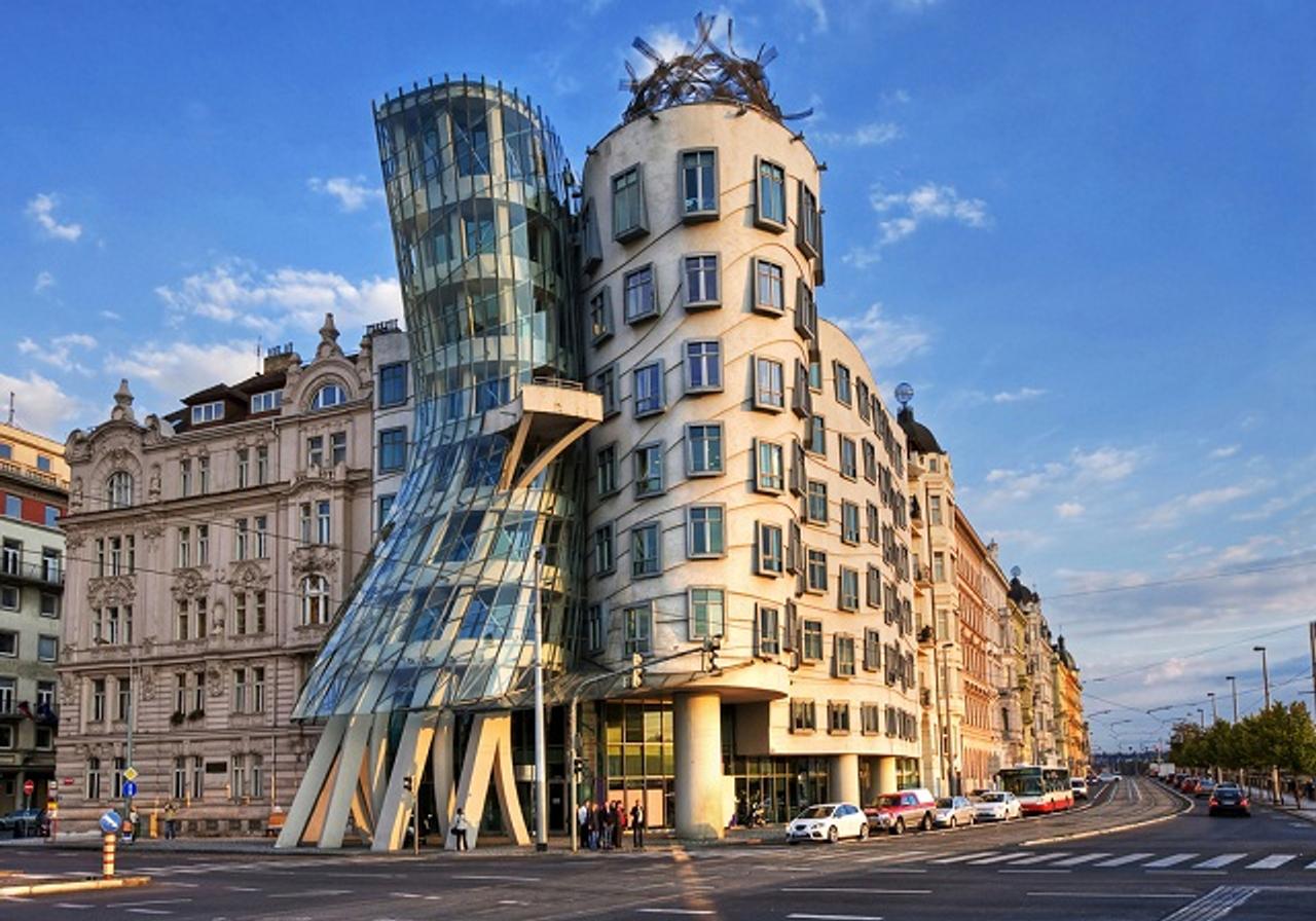奇抜な造形、ザハ・ハディドのデザインで話題の｢脱構築建築｣って何？