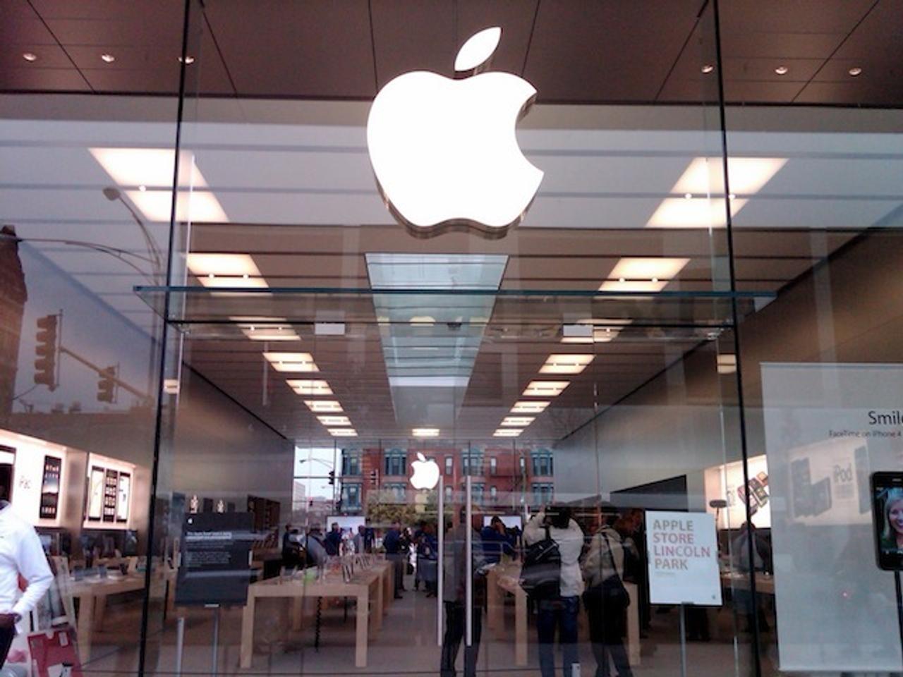 アップルストアが13周年。一号店を案内するジョブズの動画