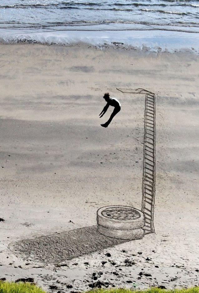 ビーチに幻想空間を。砂の立体画アートの世界で過ごす人たち ビーチに幻想空間を。砂の立体画アートの世界で過ごす人たち