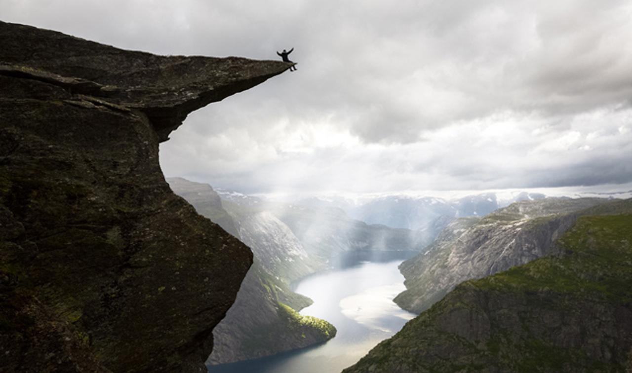 高所恐怖症なら閲覧注意。天国みたいな絶景が見れるノルウェーの崖