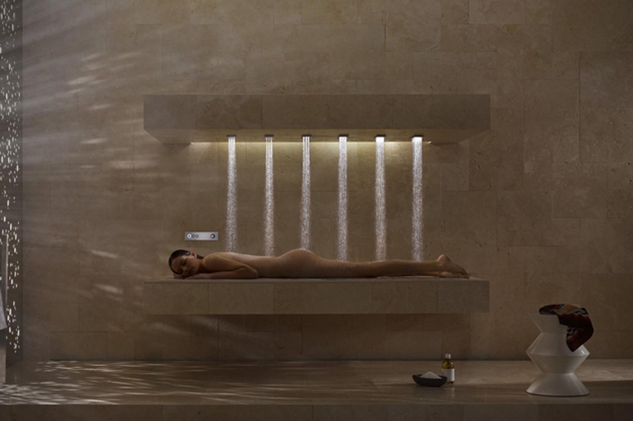 ダメ人間化。寝ながら浴びられるシャワー｢Horizontal Shower｣