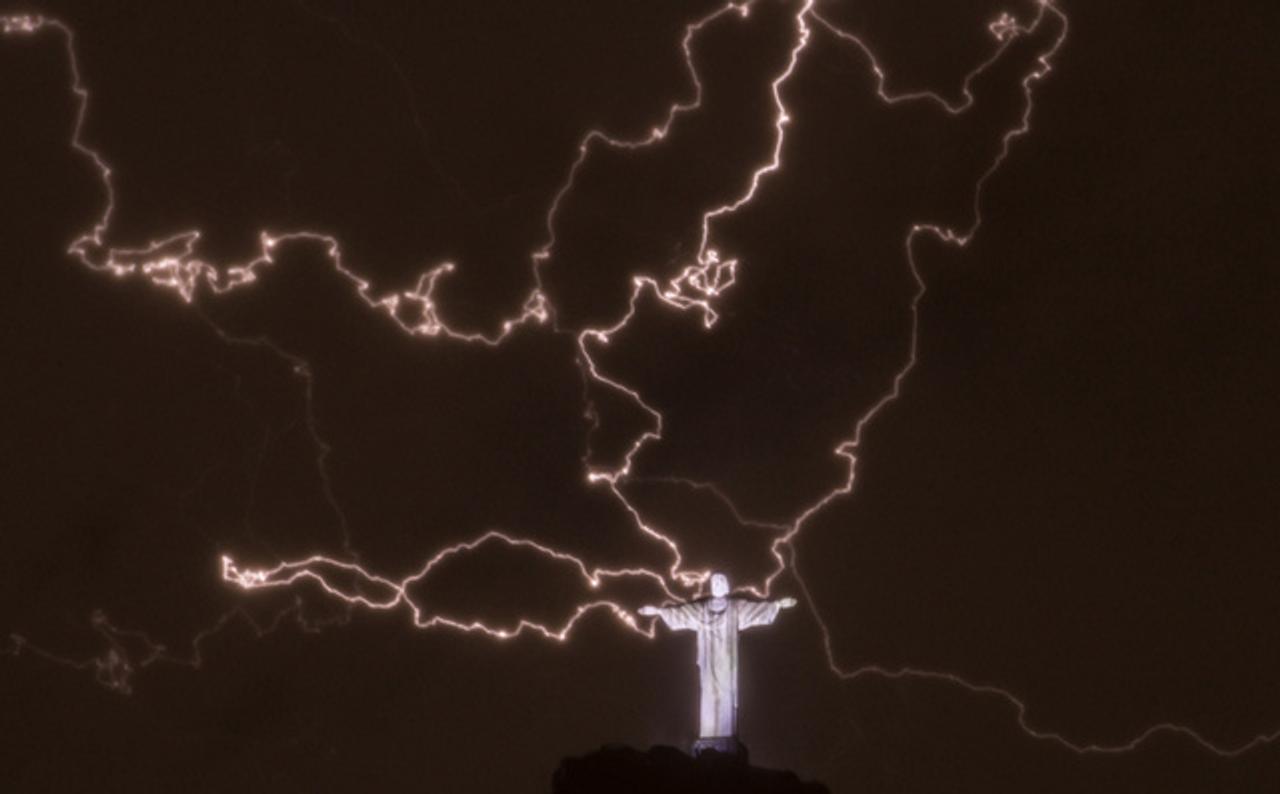 嵐を呼ぶリオデジャネイロの巨大なキリスト像、落雷の瞬間がかっこ良すぎる…