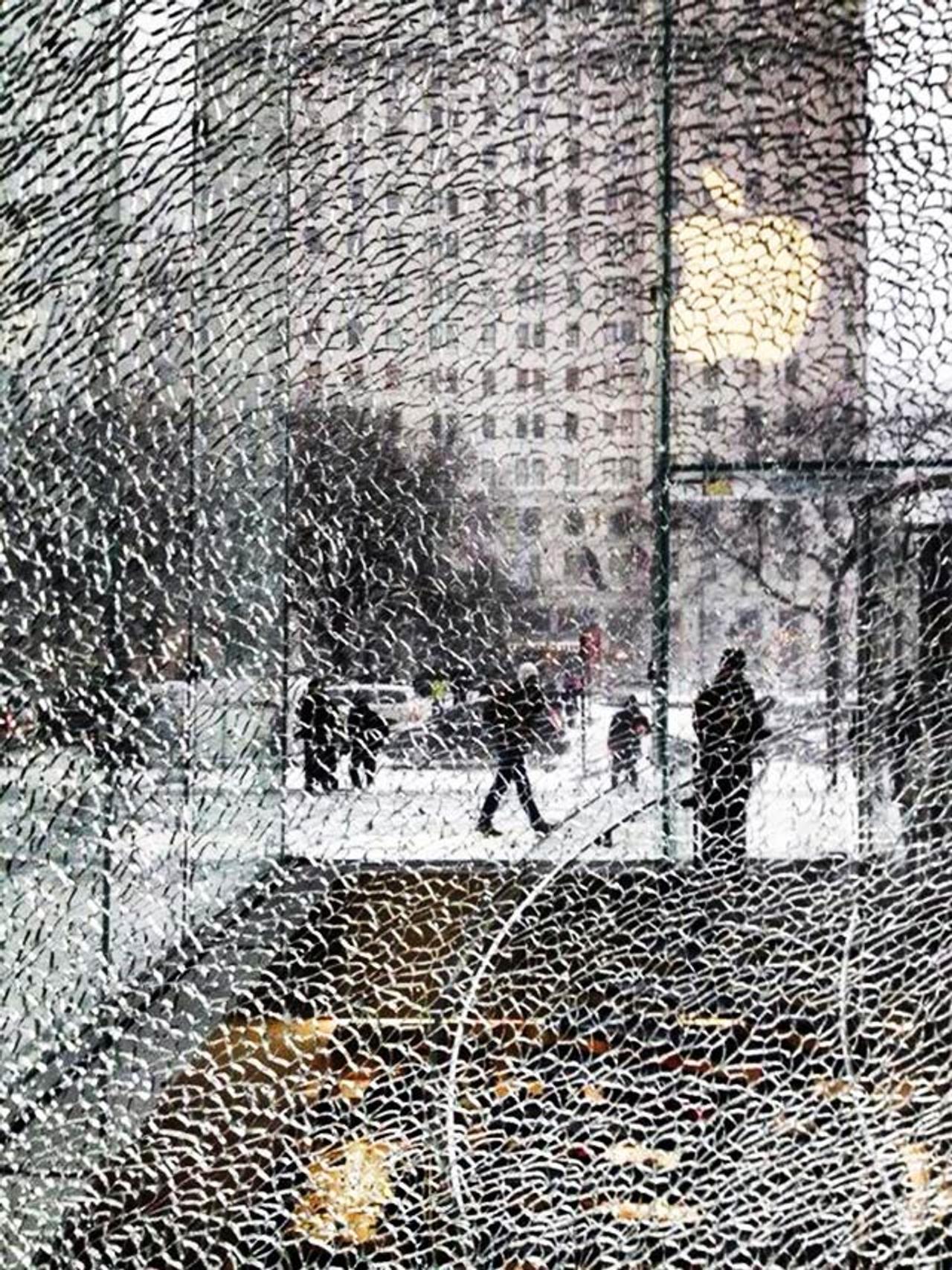 五番街のアップルストア、あの巨大ガラスパネルが除雪作業のせいで全面ヒビだらけ…（けど、悪くない雰囲気）