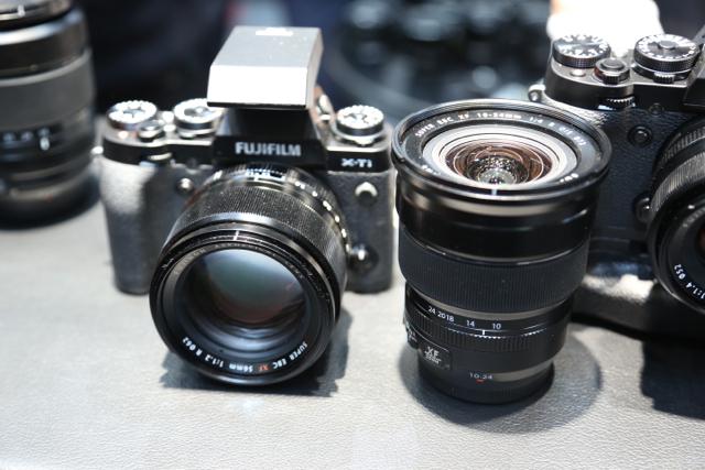 一眼レフ的なデザインが絶妙にマッチした富士フイルムの最新