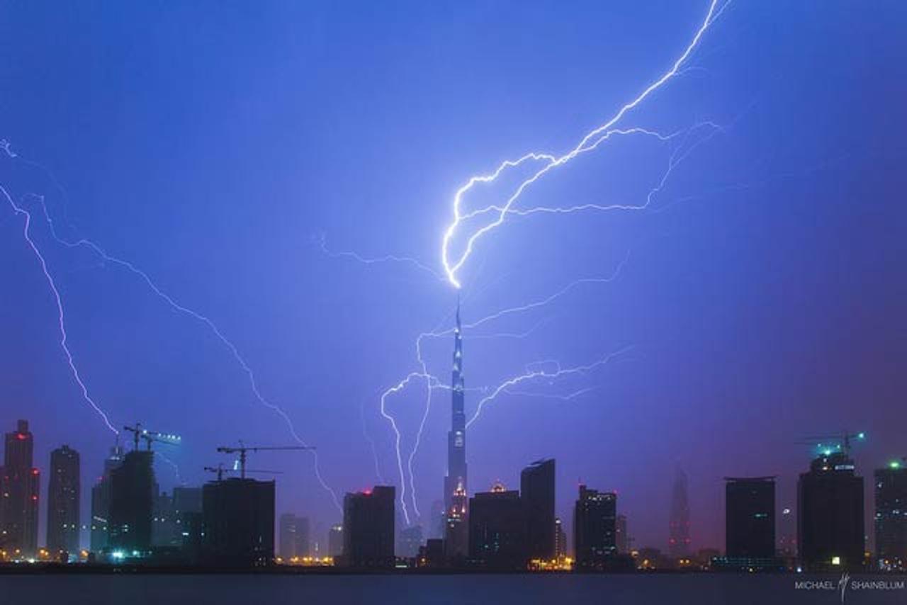 世界一高い建物に雷がドーンの瞬間