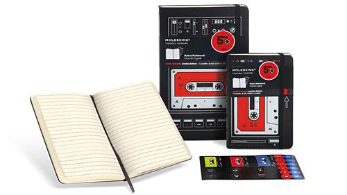 カセットテープ生誕50周年記念の「限定モレスキン」は細部のこだわりが