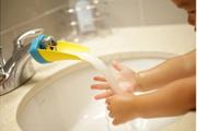 蛇口にあと少しで手が届く子どもの手洗いに「Aqueduck」