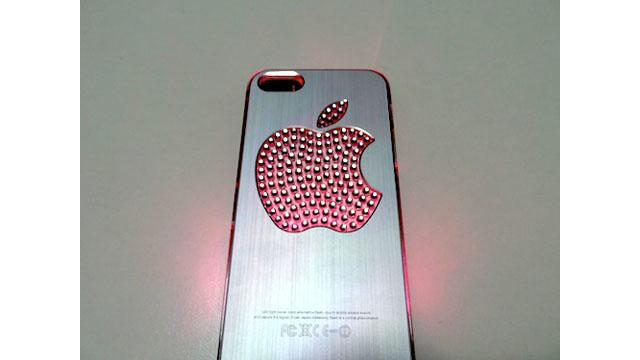 リンゴマークが七色に光るiPhone 5ケースを韓国土産にいかが