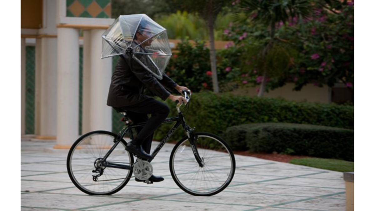 傘を「被れば」、自転車でもハンズフリーで雨に濡れない | ライフ 