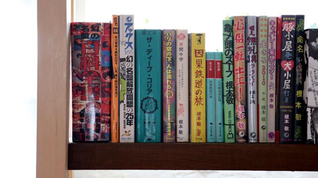 ラウンジの書棚には、編集者であった故・川勝正幸さんの蔵書が並びます。毎週水曜は一般開放されているとのこと