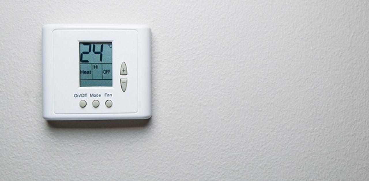 ホテルの部屋の温度調節パネルを自由に設定できる「VIPモード」に切り替える裏技 ライフハッカー・ジャパン