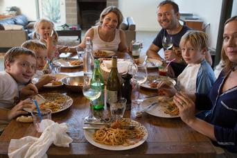 家族との食事が子どもをうつ病や非行から守る：研究結果