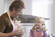 「家事をする父親」は娘のキャリアにどう影響するか