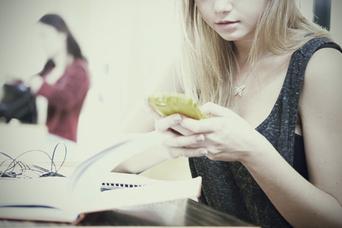 ネットの利用時間が長い高校生ほど、ネットリテラシーが「低い」：調査結果
