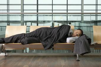 時差ボケによる腸内バクテリアの乱れが健康悪化につながる：研究結果