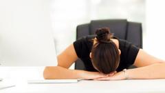 暑いオフィスに忍び寄る睡魔には｢1分仮眠法｣が効果的