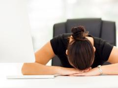 暑いオフィスに忍び寄る睡魔には｢1分仮眠法｣が効果的