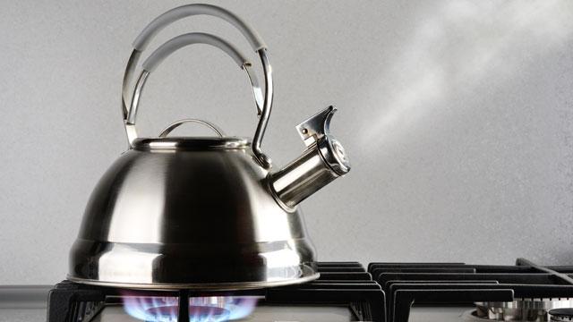 お湯を早く沸かす時短方法は電子レンジとの合わせ技 | ライフハッカー