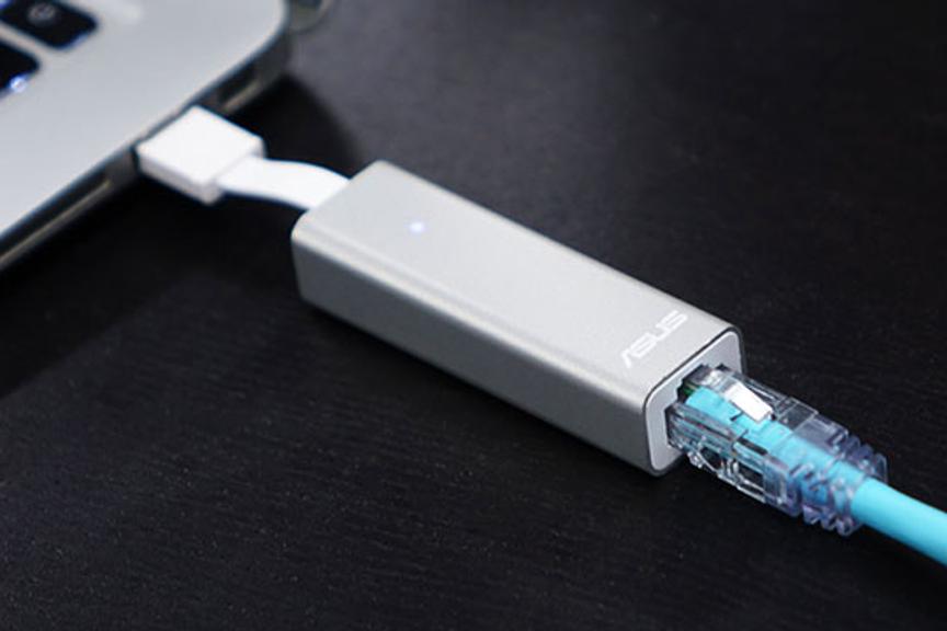 ホテルの有線LANを4倍便利にするミニルーター【今日のライフハックツール】