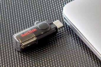 新しいMacBookとMacBook Airのどちらでも使えるUSBメモリ【今日のライフハックツール】
