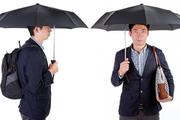 体と荷物をまとめてカバーできる折りたたみ傘【今日のライフハックツール】
