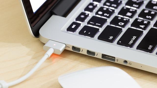 ケーブルが壊れたりしていませんか？Macの電源問題をトラブル