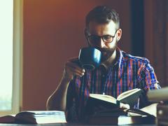 私がどうやって朝型人間になり、新しい語学を習得し、5倍の本を読むという2015年の目標を達成したか