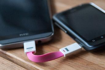 他のスマホから電力を借りるケーブル～先週のライフハックツールまとめ