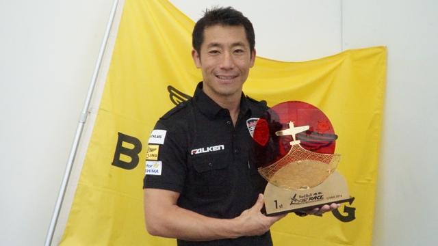 レッドブル・エアレースで初優勝した室屋義秀さんが語る、チーム力が試