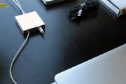 デスク周りのケーブルがスッキリする『The Desk Tile』【今日のライフハックツール】