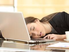 睡眠不足は酔っ払っているのと同じくらい生産性が下がる：研究結果