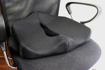 座るだけで背筋がピン！ 姿勢が良くなるクッション【今日のライフハックツール】