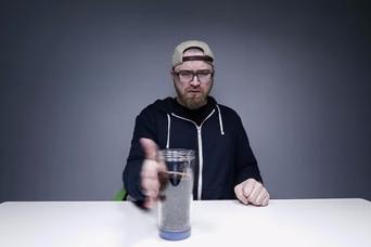 ビンタしても倒れない。テーブルにガッチリしがみつくカップ「MIGHTY MUG」