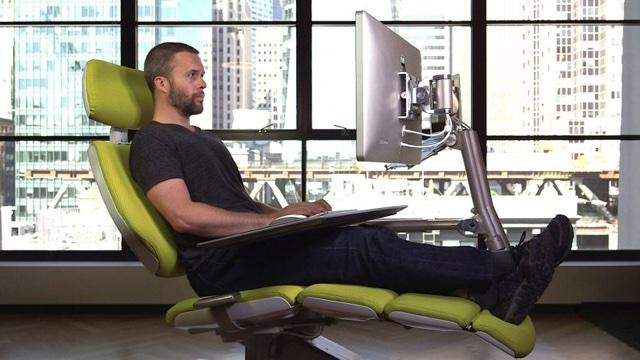 CES 2017に登場した究極の「寝ながら仕事デスク」 | ライフハッカー